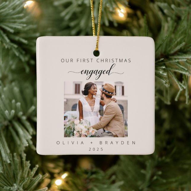 Ornement En Céramique Blush Pink Our First Christmas As Engaged Photo (Arbre)