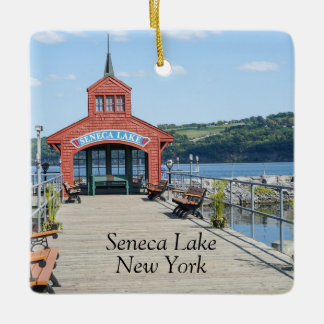 Ornement En Céramique Boathouse rouge sur le lac Seneca