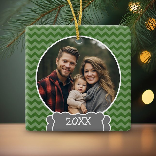 Ornement En Céramique Cadre photo de chevrons verts avec année (Personalized Photo Ornament - Christmas Keepsake)