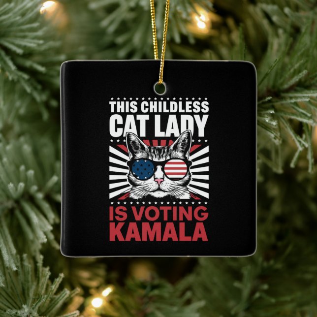 Ornement En Céramique Cette dame au chat sans enfant vote Kamala 2024 (Arbre)