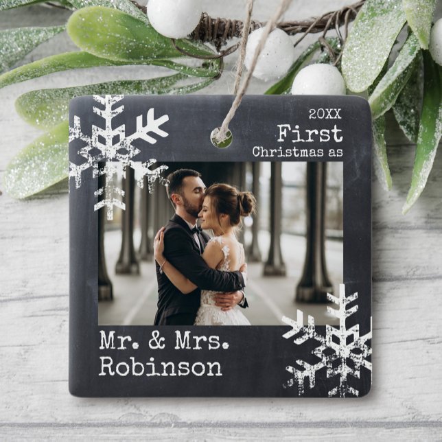 Ornement En Céramique Chalkboard Premier Noël M. Photo personnalisée & M (Rustic snowflake newlywed holiday keepsake photo ornament perfect for gifts to bring joy to others.)