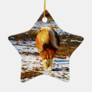 Ornement En Céramique Cheval miniature Brown et crème dans la neige.