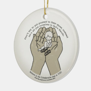 Ornement En Céramique Dans des mains de Dieu