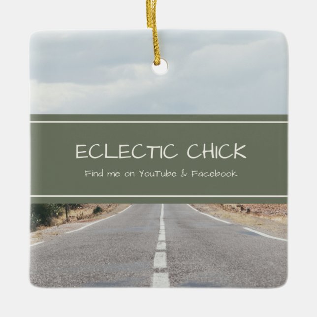 Ornement En Céramique Eclectique Chick Find Me sur YouTube & Facebook (Devant)