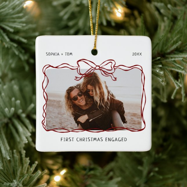 Ornement En Céramique First Christmas Engaged Burgundy Bow Frame (Arbre)