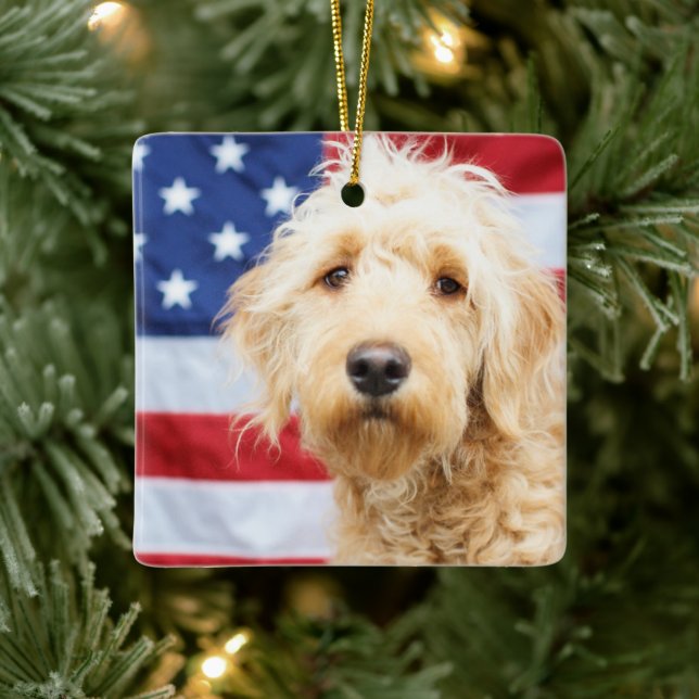 Ornement En Céramique Goldendoodle avec drapeau américain (Arbre)
