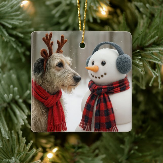Ornement En Céramique Irish Wolfhound Gazing at a Cute Snowman (Arbre)