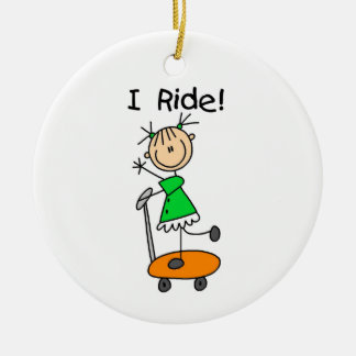 Ornement En Céramique Je monte - la fille sur le scooter