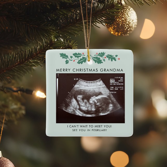 Ornement En Céramique Joyeux Noël Grand-mère Grossesse Ultrasound Photo (Pregnancy Announcement Sonogram Baby Scan Greenery Christmas Square Ornament)