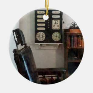 Ornement En Céramique Le bureau de l'ophtalmologiste avec le diagramme