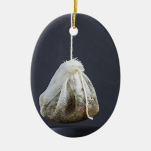 Ornement En Céramique Le sac de thé est suspendu dans une tasse