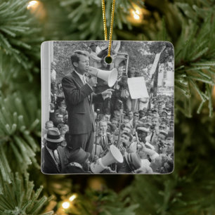 Ornement En Céramique Le sénateur Robert Kennedy faisant campagne pour l
