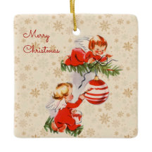 Les anges décorant l'arbre de Noël