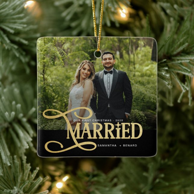 Ornement En Céramique Minimal First Christmas Married Couples Photo (Arbre)