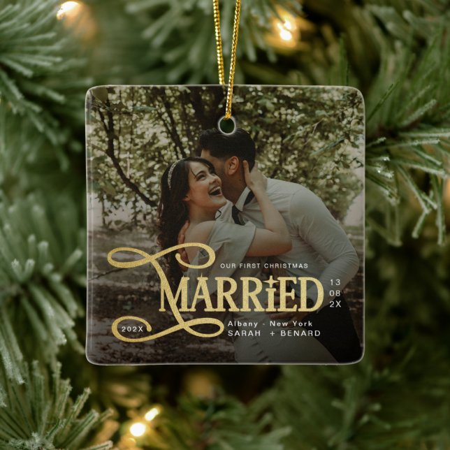 Ornement En Céramique Minimal First Christmas Married Couples Photo (Arbre)