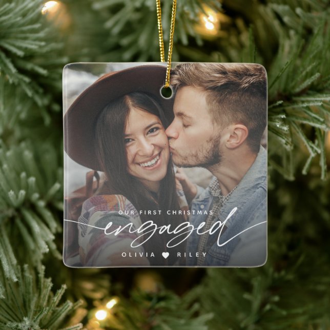 Ornement En Céramique Modern Our First Christmas Engagement Photo (Arbre)