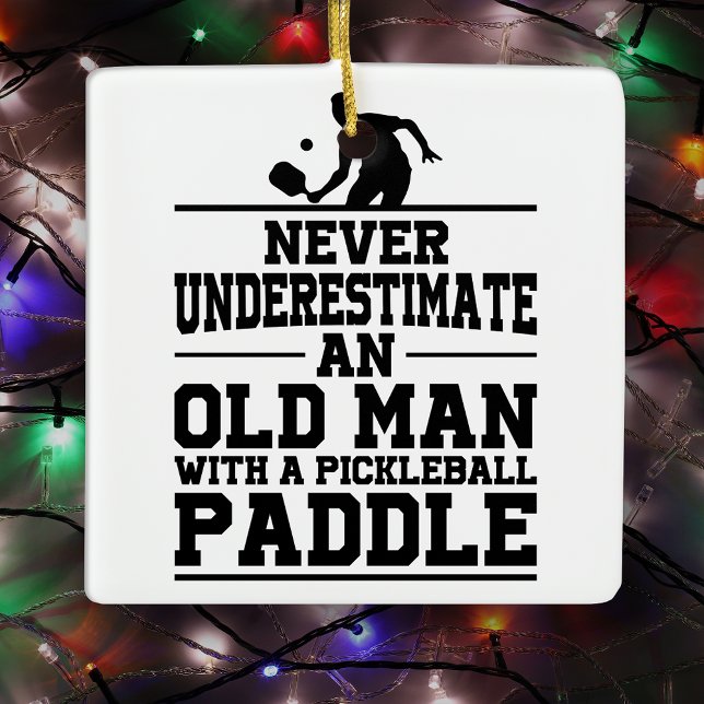Ornement En Céramique Ne jamais sous-estimer Vieux Homme Pickleball Noël (Créateur téléchargé)