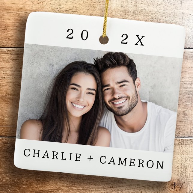 Ornement En Céramique Nom du couple et photo moderne année (Couple's names and year modern photo ceramic ornament)