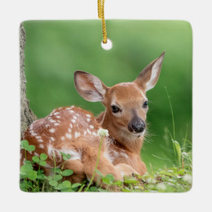 Ornement En Céramique Pauvreté adorable posée sous un arbre