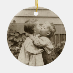 Ornement En Céramique Photo d'amour vintage d'enfants s'embrassant dans