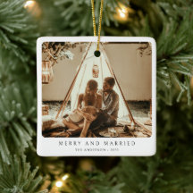 Photo de couple minimaliste joyeux et marié
