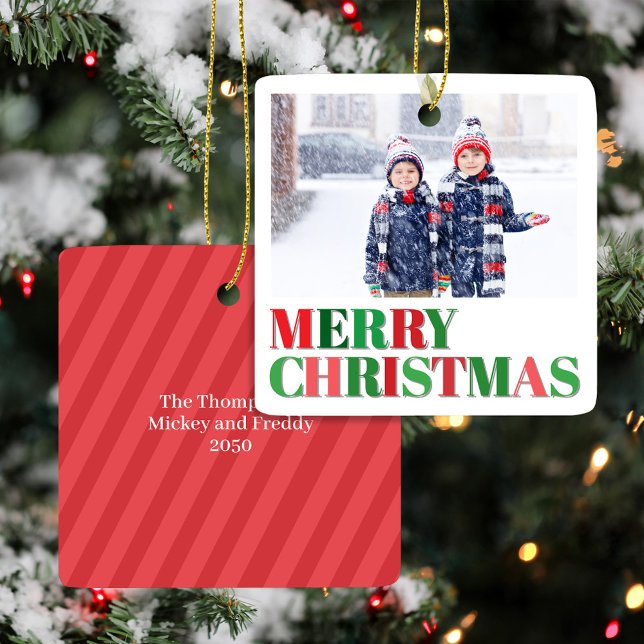 Ornement En Céramique Photo moderne rouge et verte personnalisée (Merry Christmas Red and Green Typography Photo Ornament.)