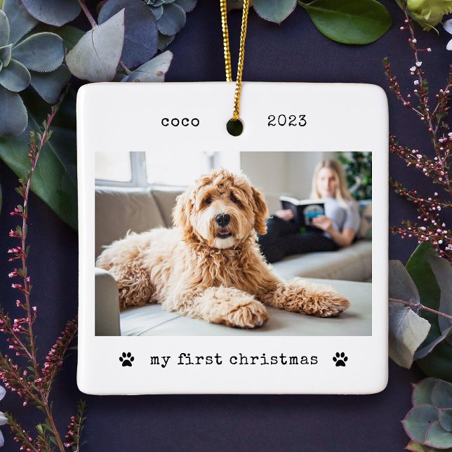 Ornement En Céramique Première photo de Noël du chien de machine à écrir (This simple and stylish, vintage style Christmas ornament is the perfect keepsake for your new puppy)