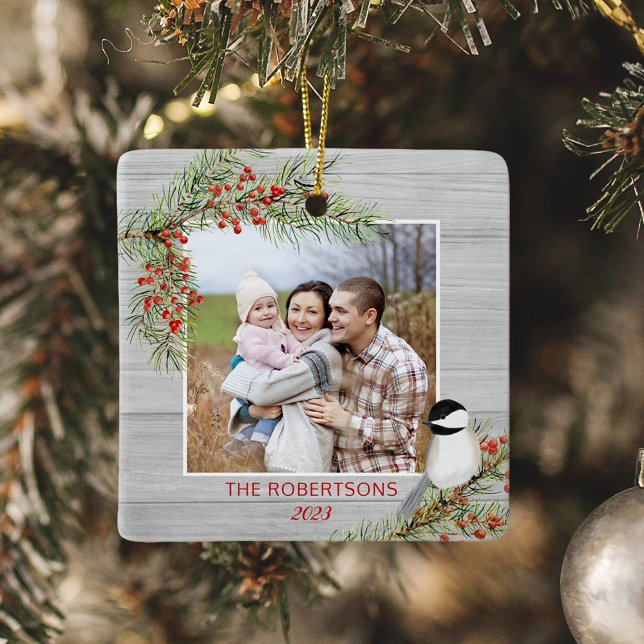 Ornement En Céramique Rustic Wood Famille de Noël Photo Chickadee (Créateur téléchargé)