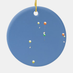 Ornement En Céramique Souhaitez des ballons dans le ciel bleu
