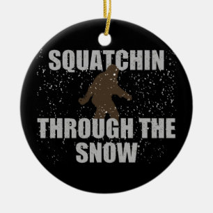 Ornement En Céramique Squatchin par l'ornement de Sasquatch de neige