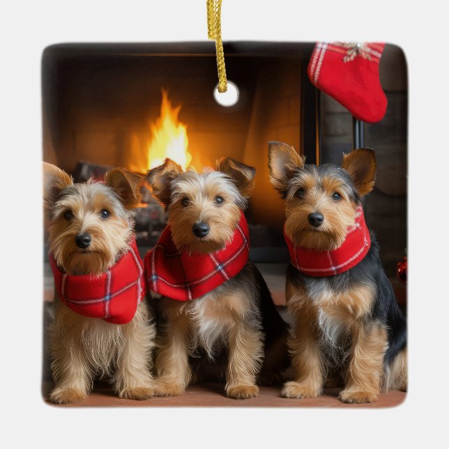 Ornement En Céramique Terrier australien près du feu Noël (Devant)