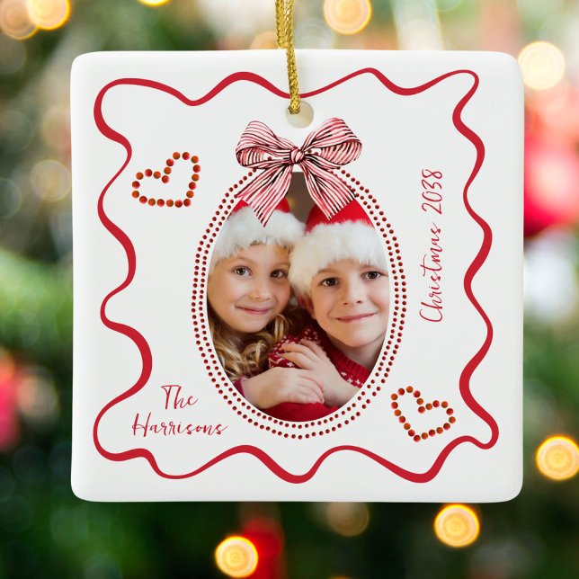 Ornement En Céramique Whimsical Red Wavy Frame Bow Photo Noël (Créateur téléchargé)