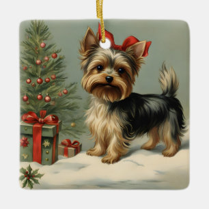 Ornement En Céramique Yorkie avec des présentateurs près d'un arbre de N