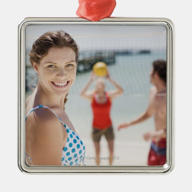 Ornement En Métal Amis jouant au volleyball à la plage (Devant)