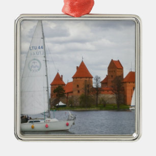 Ornement En Métal Bateau à voile avec Island Castle au bord du lac d