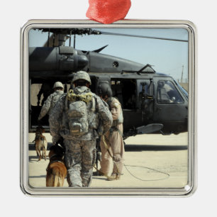 Ornement En Métal Des maîtres-chiens militaires embarquent un hélico