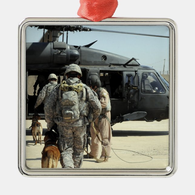 Ornement En Métal Des maîtres-chiens militaires embarquent un hélico (Devant)