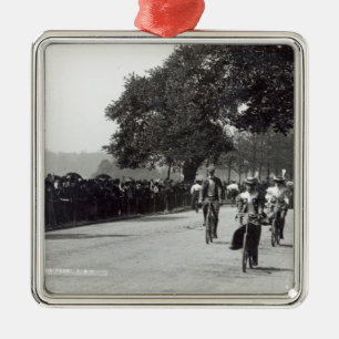 Ornement En Métal Faisant un cycle dans Hyde Park, c.1910