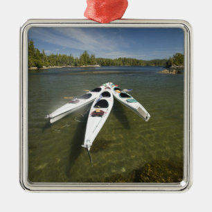 Ornement En Métal Flotte de kayak au repos à la fin de l'après-midi 