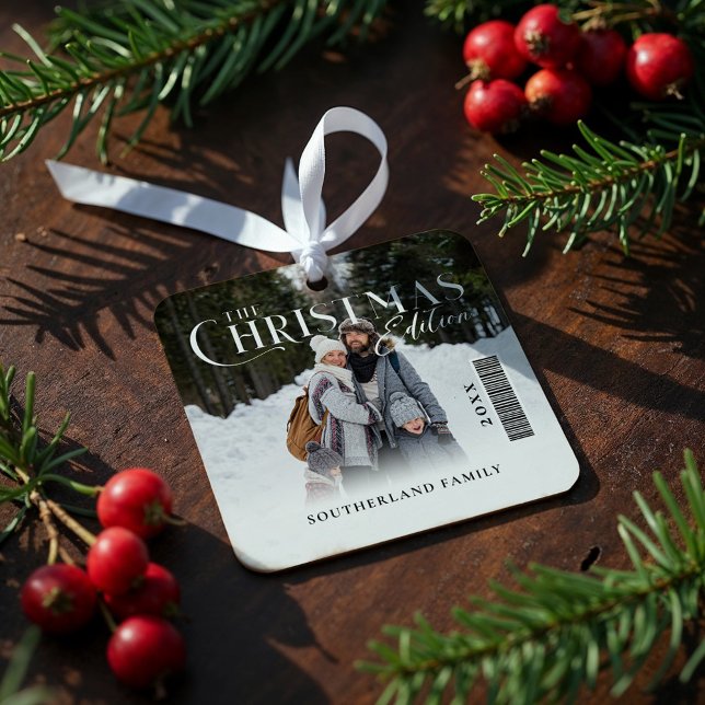 Ornement En Métal La couverture du magazine de photos de famille de  (The Christmas Edition Family Photo Magazine Cover Metal Ornament)