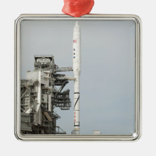 Ornement En Métal La fusée Ares I-X est vue sur la rampe de lancemen