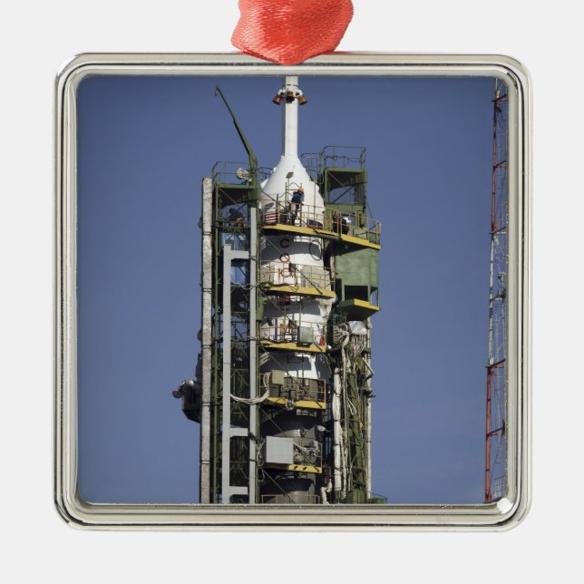 Ornement En Métal La fusée Soyouz est montée en position (Devant)