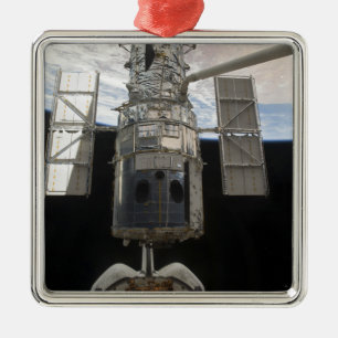 Ornement En Métal La navette spatiale de télescope spatial de Hubbl