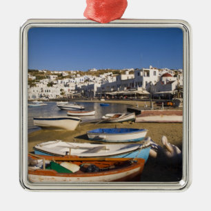 Ornement En Métal La ville portuaire avec des bateaux de pêche color