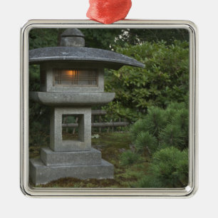 Ornement En Métal lanterne en pierre éclairée dans le Jardin Japonai