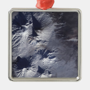 Ornement En Métal Le volcan Bezymianny expose un modeste panache