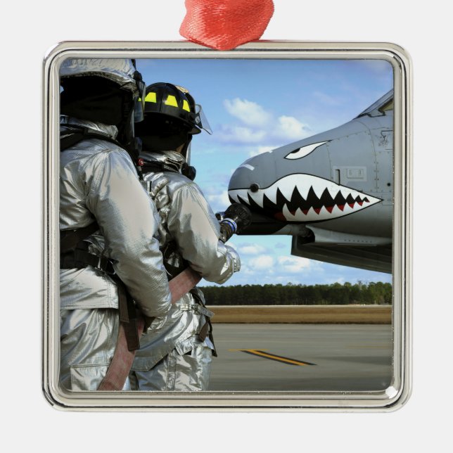 Ornement En Métal Les pompiers déploient un tuyau d'incendie pendant (Devant)