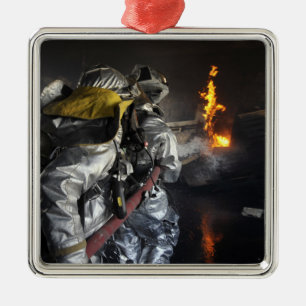 Ornement En Métal Les sapeurs-pompiers s'éteignent un feu dans un R