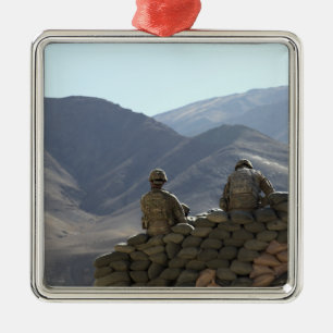 Ornement En Métal les soldats gèrent du matériel de communication