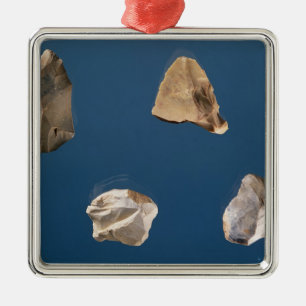 Ornement En Métal Quatre outils, 35000-10000 AVANT JÉSUS CHRIST